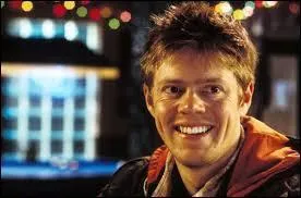 Colin ! Il n'a pas de bol avec les femmes en angleterre, il dcide de partir, trouver l'amour aux Etats-Unis car l bas pense t-il (c'est pas faux ), les filles sont plus exacerbes. Avec qui ( une actrice connue, en guest-star ) revient-il de son voyage ?