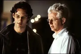 Karl (  gauche sur la photo ) est amoureux de quelle femme (qui le lui rend bien ! ) ?