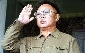 Succédant à son père en 1994, ce dictateur régna implacablement sur la très fermée Corée du Nord jusqu'à son décès en 2011. De qui s'agit-il ?