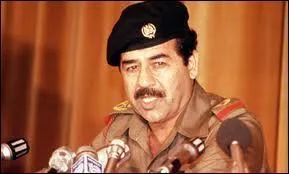 Saddam Hussein établit un régime totalitaire en Irak de 1979 à 2003. Arrêté en 2003, jugé coupable notamment de "crime contre l'humanité" en 2006, il sera exécuté à la fin de l'année. De quelle manière ?
