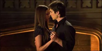 Pourquoi Elena fait-elle tout ce que dit Damon ?