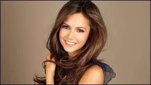 Qui Elena choisit-elle  la fin de la saison 4 ?