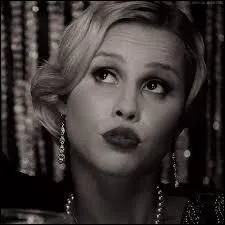 Avec qui Rebekah a-t-elle couch au dbut de la saison 5 de  Vampire Diaries  ?