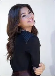 Elle a commenc sa carrire d'actrice en jouant le rle de la jeune Ti Moune, dans quelle comdie musicale ?