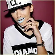 Elle a dbut sa carrire de mannequin pour 3 marques, lesquelles ?