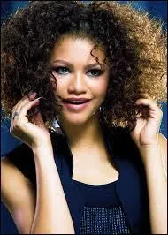 De qui jouait-elle le rle dans les 3 saisons de  Shake It Up  ?