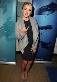 Et elle a aussi enregistre  Let's be friends  fin 2011, avec qui a-t-elle cr son nouveau groupe en 2012 ?