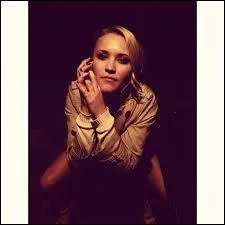 Sa mre est professeur d'anglais  l'universit, quel est son nom ?