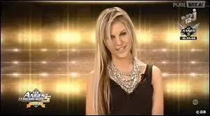 Comment s'appelle cette blonde ?