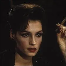 Famke Janssen alias   Xenia Zirgavna Onatopp   tue d'une faon bien particulire quoiqu'il existe des faons plus tristes de mourir. Comment tue t-elle ?