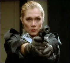 Tiens ! Encore Kathleen Turner, a lui va bien les rles de tueuses ! De quel film est tire cette image ?