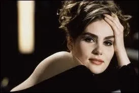 Ce brave Peter Coyote va subir un triste sort  cause de cette charmante jeune femme ( Emmanuelle Seigner ) dans   Lunes de fiel  , que lui arrive t-il ?