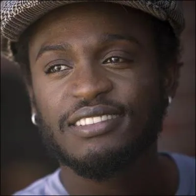 Qui est ce chanteur, interprte de  Au Sommet de nos Vies ?  