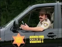 Ici, Olivier interprtait un flic amricain de province, qui nous racontait les anecdotes de son Comt et procdait en direct  des arrestations plus  impressionnantes  les unes que les autres. Quel tait le nom de ce policier ?