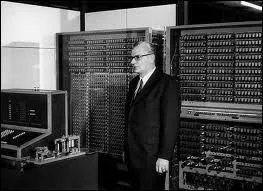 L'ENIAC est le premier ordinateur entirement lectronique, oprationnel en 1946. Il apparat aprs un autre ordinateur ralis en 1941, qui lui, parat lectromcanique et qui s'appelait :