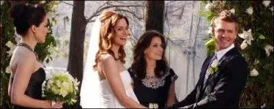 Dans quelle saison Peyton et Lucas se marient-ils ?