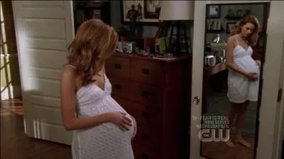 Dans quelle saison Lucas et Peyton attendent-ils un enfant ?