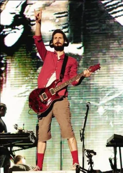 Quel est le nom du guitariste ?