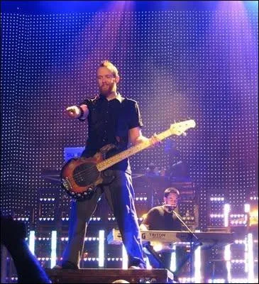 Quel est le surnom du bassiste Dave Farrell ?