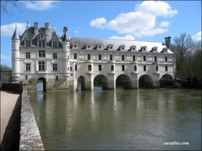 Le Cher, affluent important de la Loire, passe carrment  dessous  l'un des chteaux de la Loire. Lequel ?