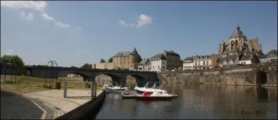 La Mayenne, qui a donn son nom  un dpartement, se jette dans la Sarthe pour constituer le Maine. O prend-elle sa source ?