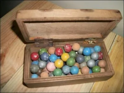 Cling, cling, cling ! Les garons vont jouer ----------, les billes au centre, en petit tas. Justin laisse tomber sa bille sur le petit tas et s'exclame :  Wouarf, wouarf, Polo, ta danseuse est sortie, elle est pour moi ! 