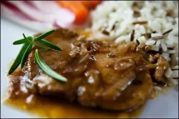 La viande suivra avec des ctes de Porc  charcutire , quel est l'ingrdient indispensable  sa recette ?