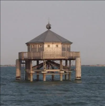En face de La Rochelle,  la pointe des Minimes est rig depuis 2000, le   Phare du bout du Monde . Ce phare est la rplique d'un phare identique situ dans quelle partie du monde ?