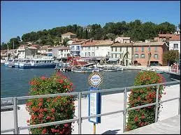 Situe sur la presqu'le de Saint-Mandrier, la commune Varoise de Saint-Mandrier-sur-Mer se trouve en rgion ...