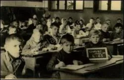 Tu sais ce qu'elle me raconte du vieux temps ? Les copains, les copines, la vie de tous les jours  l'cole. J'ai du mal  l'imaginer jeune dans la cour de rcr, hi ! hi ! Au fait, tu connais les rythmes scolaires de cette poque, en 1950,  peu prs ?