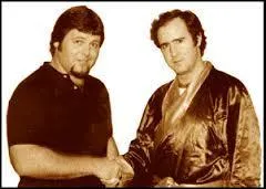 Captiv par le catch, Andy dcida d'intgrer cette discipline  ses spectacles. Il n'affronta que des femmes novices et s'autoproclamait  Champion du monde de catch mixte . Excd, un vritable champion de catch dfia Andy (il s'agissait d'une mise en scne o Andy et lui furent complices). Qui tait cette clbre star du catch ?