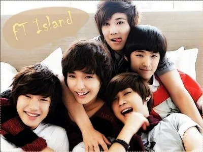 De qui est la chanson   Hello Hello   ?