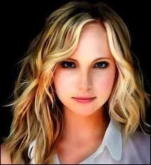 Qui transforme Caroline ?