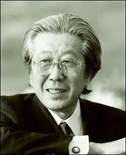 Il a crit sept symphonies, La Route de la soie, un pome symphonique, onze opras dont Yuzuru, Kikimimizukin, Futari Shizuka et Hikarigoke, qui sont parmi les plus clbres. Qui est-il ?