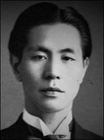 Il a crit Rhapsodie japonaise, la suite Bon odori, fait de la musique de film (Godzilla, Atragon, Dogora). Il a t membre du Groupe des trois. Qui est-il ?