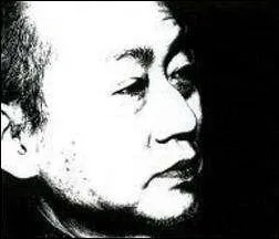 Il a compos Concerto lgiaque, Concerto pour guitare, trois symphonies, plusieurs musiques de film (dont Hadaka no shima, Onibaba et Kuroneko), 30 opras, des variations pour orchestre et un concerto pour xylophone. Quel est son nom ?