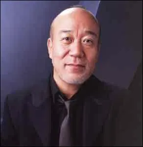 Il a compos tudes pour piano, Concerto pour piano prpar, cr de nombreuses musiques pour les dessins anims de Miyazaki (Princesse Mononok, Le Chteau dans le ciel). Quel est le nom de celui qui est actuellement directeur de la Philharmonie du Japon ?