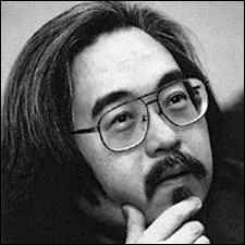 C'est lui qui a compos la bande de Astro le petit robot, cinq symphonies, des concertos pour piano, trombone, saxophone, basson, violoncelle, guitare et shahuashi, des suites pour orchestre, Atom Heart Club. Comment s'appelle-t-il ?