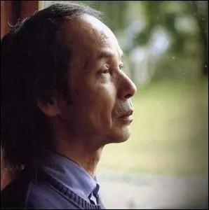 Il a compos des concertos de chambre, Visions pour orchestre, de nombreuses musiques de film (Kwaidan, Ran, L'Empire de la passion et Hara-kiri). Qui est-il ?