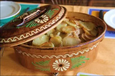 Le baeckeoffe est un plat  base de pommes de terre, de viandes et de lgumes mlangs, cuits longuement avec des pices et du vin blanc. Combien de temps ncessite sa prparation ?