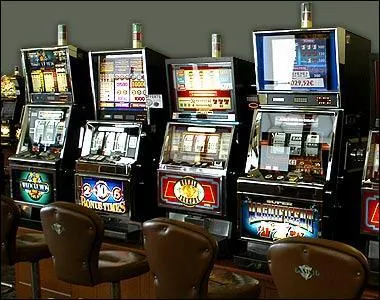 Quel nom courant donne-t-on aux machines  sous ?