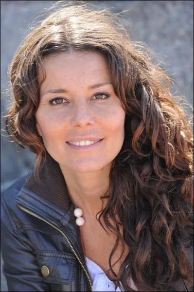 Avec qui Virginie vit-elle?