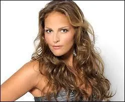 Cette magicienne est la directrice artistique du cirque Pinder, c'est :