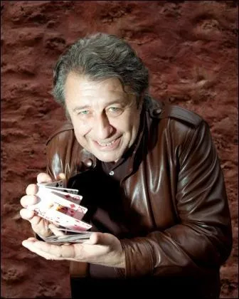 Ce magicien fait du close-up  l'mission   Le plus grand cabaret du monde , c'est :