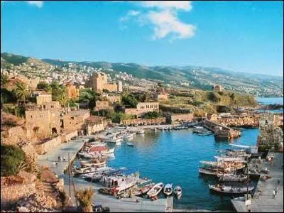 La civilisation mycnienne disparat aux environs de 1200 et l'criture avec elle. Pendant plusieurs sicles, les hommes de la Grce oublient qu'ils ont su transcrire en signes la langue qu'ils parlent. Il n'en va pas de mme dans le reste du bassin mditerranen. Certains pensent que le systme syllabique du linaire B aurait t transmis par les Crtois  une cit de Phnicie. Laquelle ?