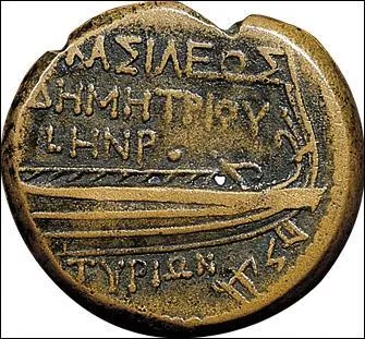 Les lettres de l'alphabet grec ont  peu prs la mme forme que celles de l'alphabet phnicien. Certaines sont inverses, d'autres ont t simplifies, d'autres encore ont subi une rotation. Combien de lettres cet alphabet compte-t-il ?