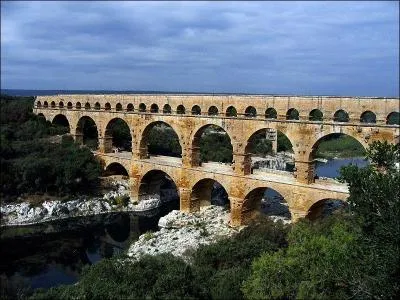 A quoi servait le pont du Gard, clbre vestige romain ?
