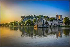 Tout le monde connat la chanson  Sur le pont d'Avignon , mais  l'origine, combien d'arches comptait ce pont ?