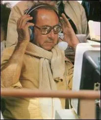 Ce commentateur sportif, ancien coureur cycliste, fut gentiment moqu dans le sketch des Inconnus  Cela ne nous regarde pas . Qui est-ce ?