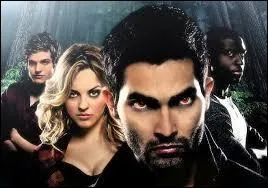 Dans la saison 2, qui Derek transforme-t-il en loup pour rejoindre sa meute ?